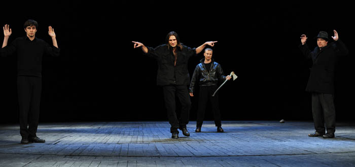 Scena z przedstawienia "Pieszo", reżyseria: Anna Augustynowicz, 2009, Teatru Wybrzeże w Gdańsku